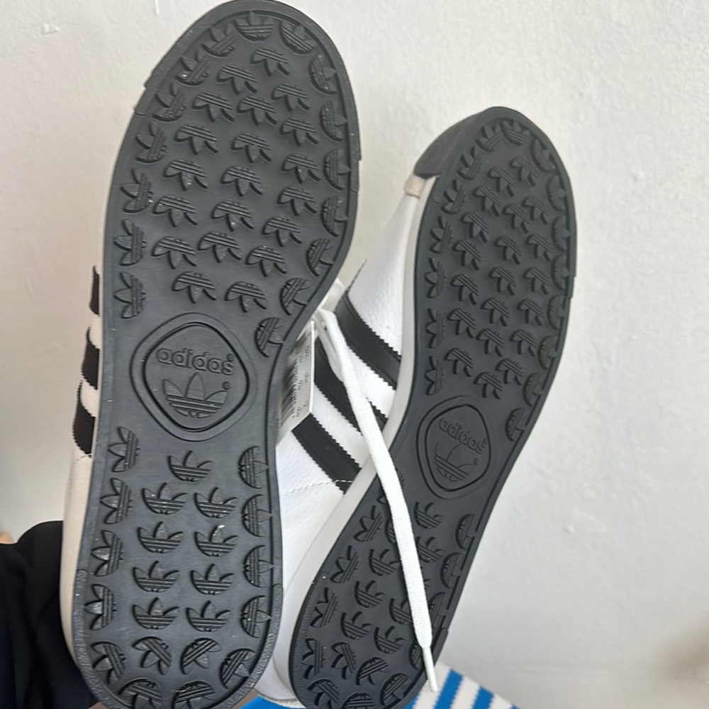 NWT Adidas Samoa Big kids White and Black Sneakers size 7 - Picture 3 of 4